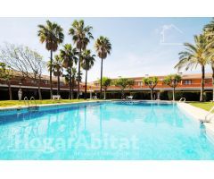 ADOSADO LUMINOSO EN RESIDENCIAL CON PISCINA Y TERRAZA, CERCA DEL MAR