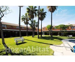 ADOSADO LUMINOSO EN RESIDENCIAL CON PISCINA Y TERRAZA, CERCA DEL MAR