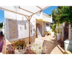¡OPORTUNIDAD DE INVERSIÓN! CHALET ESQUINERO CON TERRAZA, JARDÍN Y GARAJE