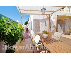 ¡OPORTUNIDAD DE INVERSIÓN! CHALET ESQUINERO CON TERRAZA, JARDÍN Y GARAJE