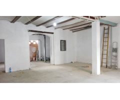 Local en alquiler, situado en primera línea comercial,  junto farmacia de Doña Remedios,