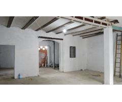 Local en alquiler, situado en primera línea comercial,  junto farmacia de Doña Remedios,