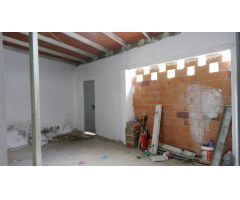 Local en alquiler, situado en primera línea comercial,  junto farmacia de Doña Remedios,