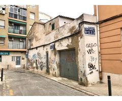 Casa urbana en venta, se encuentra situada  en zona de Pizarro y parada de metro de Quart de Poblet.