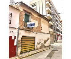 Casa urbana en venta, se encuentra situada  en zona de Pizarro y parada de metro de Quart de Poblet.