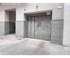Plaza de garaje doble con capacidad para un coche y una moto + Trastero.
