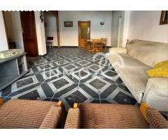 Se vende estupenda casa esquinera con 3 salones y patio en Slberique