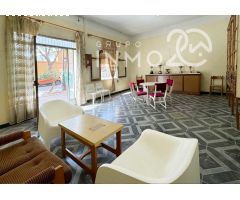 Se vende estupenda casa esquinera con 3 salones y patio en Slberique