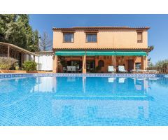 CASA CON PARCELA Y PISCINA