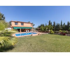 CASA CON PARCELA Y PISCINA