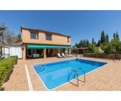 CASA CON PARCELA Y PISCINA