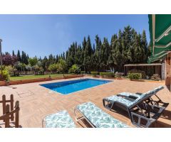 CASA CON PARCELA Y PISCINA