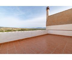 CASA CON TERRAZA Y PATIO EN HUESCAR