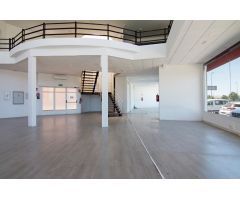 NAVE HACIENDO ESQUINA JUNTO AL KINEPOLIS