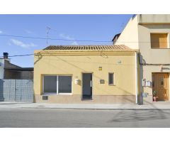 Casa Adosada con Almacen convertible en Estudio Independiente ¡Recién Renovada!