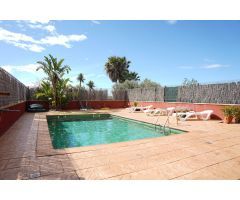 Chalet adosado con piscina y almacen en Riumar, a pocos minutos del mar