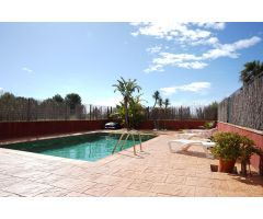 Chalet adosado con piscina y almacen en Riumar, a pocos minutos del mar