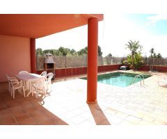 Chalet adosado con piscina y almacen en Riumar, a pocos minutos del mar
