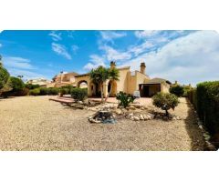 ¡Chalet  en venta de 3 dormitorios, 2 baños y 1020 m2 de parcela en LA HACIENDA DEL ALAMO!
