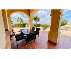 ¡Chalet  en venta de 3 dormitorios, 2 baños y 1020 m2 de parcela en LA HACIENDA DEL ALAMO!