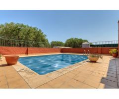Casa Unifamiliar con piscina, con 369 m2 construidos sobre parcela de 500 m2.