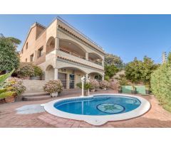 ¡Increíble chalet de 3 viviendas con piscina de agua salada y hermosas terrazas!
