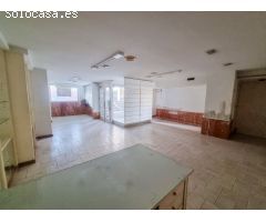 Se vende y se alquila. Local comercial en Santa Pola frente al mercado central