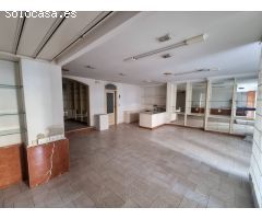 Se vende y se alquila. Local comercial en Santa Pola frente al mercado central