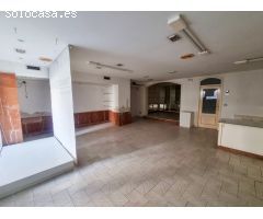 Se vende y se alquila. Local comercial en Santa Pola frente al mercado central