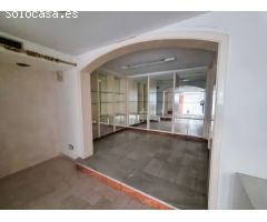 Se vende y se alquila. Local comercial en Santa Pola frente al mercado central