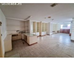 Se vende y se alquila. Local comercial en Santa Pola frente al mercado central