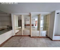 Se vende y se alquila. Local comercial en Santa Pola frente al mercado central