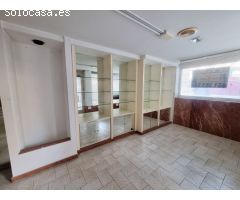 Se vende y se alquila. Local comercial en Santa Pola frente al mercado central