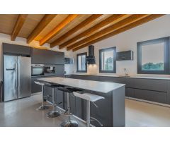 Exclusiva finca de obra nueva con dos piscinas en Campos