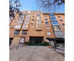 Plaza de garaje para coche mediano