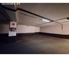 Plaza de garaje para coche mediano