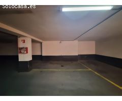 Plaza de garaje para coche mediano