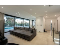 ^**^LUJOSO CHALET A ESTRENAR EN EXCLUSIVA URBANIZACIÓN EN SAN VICENTE DEL RASPEIG CON MÁS DE 350M2^*