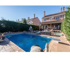 ^**^LA CASA QUE LO TIENE TODO: 329 M2, JARDÍN, PISCINA PRIVADA Y ZONA DE OCIO^**^ Descubre este espe