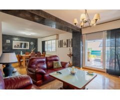 ^**^LA CASA QUE LO TIENE TODO: 329 M2, JARDÍN, PISCINA PRIVADA Y ZONA DE OCIO^**^ Descubre este espe