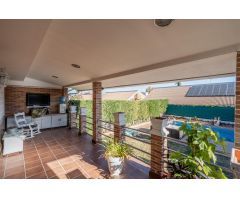 ^**^LA CASA QUE LO TIENE TODO: 329 M2, JARDÍN, PISCINA PRIVADA Y ZONA DE OCIO^**^ Descubre este espe