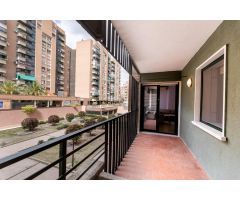 Piso con 4 dormitorios, 2 baños, terraza y cocina independiente junto al Retiro