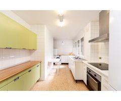 Piso con 4 dormitorios, 2 baños, terraza y cocina independiente junto al Retiro