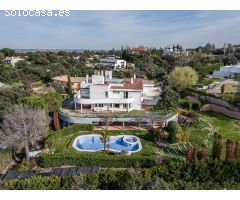 EXCLUSIVO CHALET DE LUJO EN CIUDALCAMPO: UN REFUGIO PRIVADO EN PLENA NATURALEZA  Ubicado en una de l