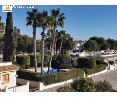 Casa Pareada con piscina comunitaria y apartamento independiente en Los Alcázares