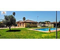 Amplia parcela de 5.477 m² con vivienda unifamiliar, piscina y establos en la zona norte de Jerez