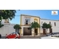 ¡Oportunidad única en el corazón de Lebrija!.  Con una superficie de 358 m² y una parcela de 277 m