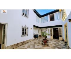 Espectacular casa de 2 plantas, con 2 viviendas, situada en pleno corazón de Jerez, lista para vivir