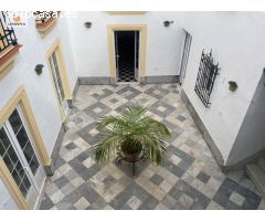 Espectacular casa de 2 plantas, con 2 viviendas, situada en pleno corazón de Jerez, lista para vivir