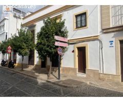 Espectacular casa de 2 plantas, con 2 viviendas, situada en pleno corazón de Jerez, lista para vivir